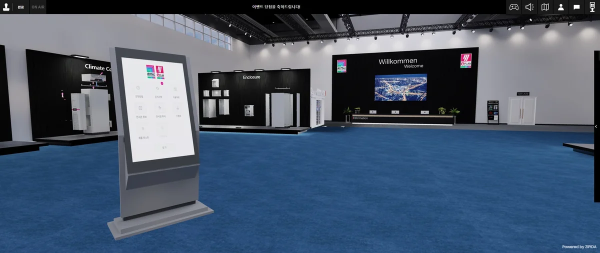 Digital Showroom in a web browser: a 3D exhibition hall with an information kiosk (on-screen labels in Korean)